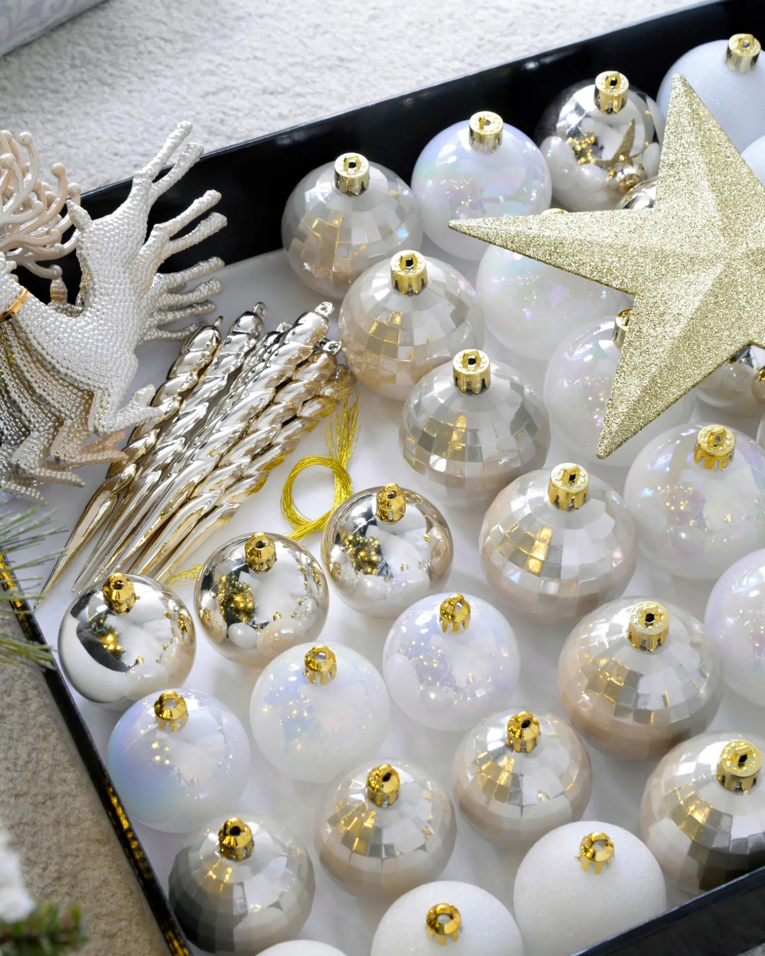 White/Gold Shatterproof Baubles Set, 50 Pack