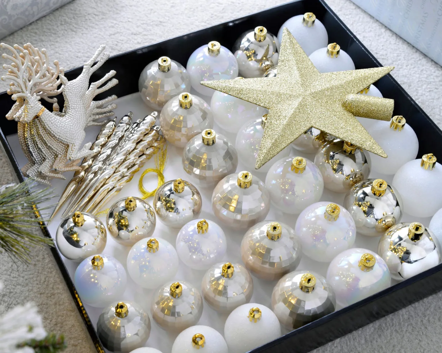 White/Gold Shatterproof Baubles Set, 50 Pack